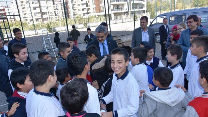 Mehmet Sofuoğlu İmam Hatip Ortaokuluna halı saha kazandırılıyor