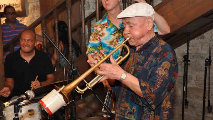 Kuşadalı ünlü caz müzisyeni Muvaffak Falay 89 yaşında 