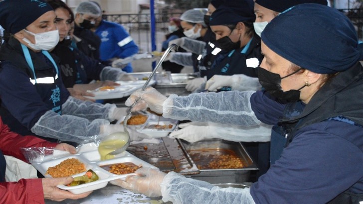 Aydın ve Ku­şa­da­sı Be­le­di­ye­le­ri, Da­vut­lar Ma­hal­le­sin­de iftar ye­me­ği ver­di­ler