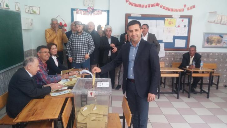 Kuşadası’nın yeni belediye başkanı Ömer Günel oldu 