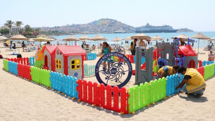 Büyükşehir belediyesinden çocuklar için sahilde oyun alanı 
