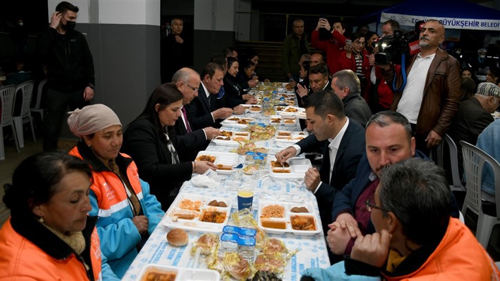 Hal­kın Baş­kan­la­rı  ça­lı­şan­la­rıy­la iftar  yemeğinde bu­luş­tu