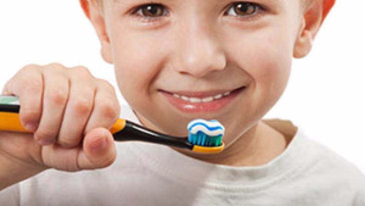 5 adımda çocuklara diş fırçalamayı alıştırma rehberi