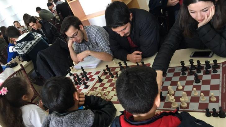 Kolejli minikler, üniversiteli büyükleriyle satranç oynadı